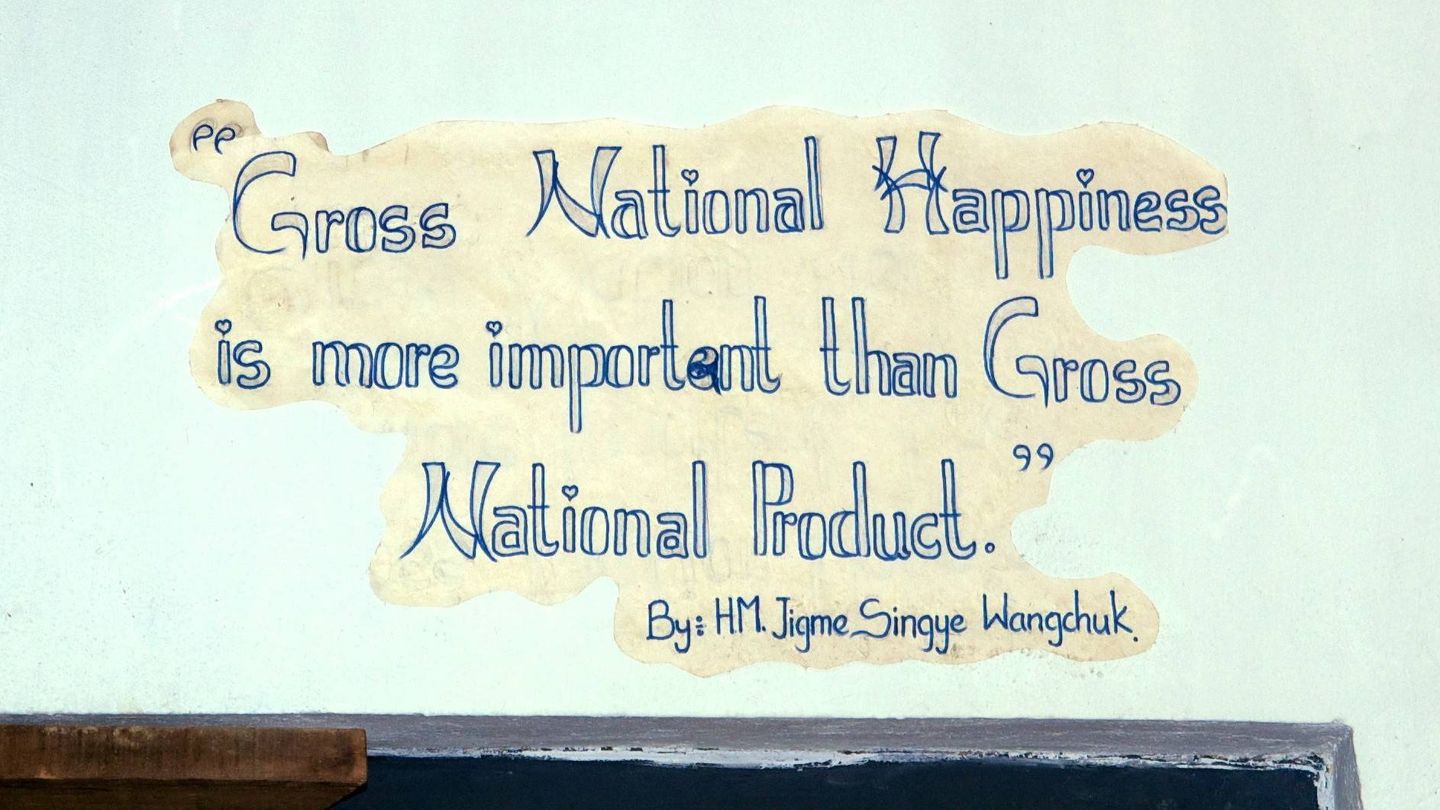 'La felicidad nacional bruta es más importante que el producto nacional bruto': mensaje en un colegio butanés. (CC/Mario Biondi)