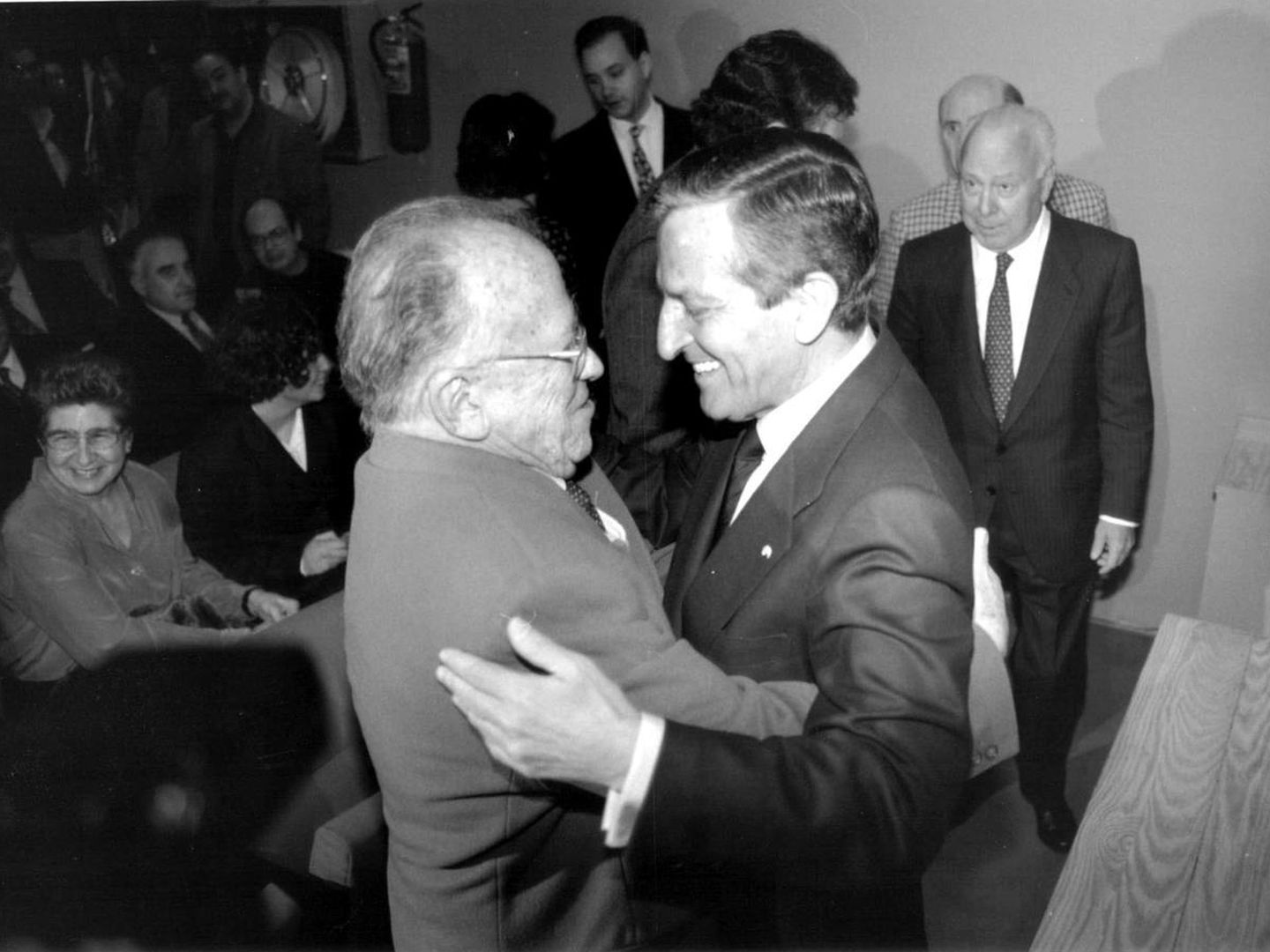 Adolfo Suárez y Santiago Carrillo se abrazan en presencia de Jesús de Polanco (EFE)