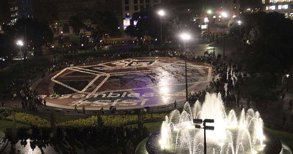 Foto: Intervención de la ANC en la Plaza de Catalunya con el encendido de 15.000 velas con forma de urna antes del 1-O. (EFE)
