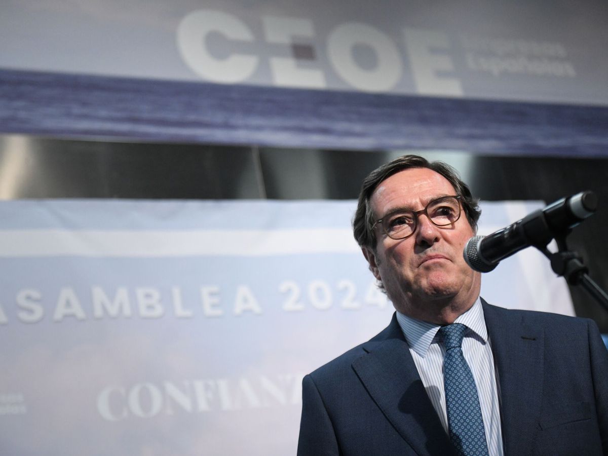 Foto: El presidente de la CEOE, Antonio Garamendi, en la Asamblea. (Europa Press/Fernando Sánchez)