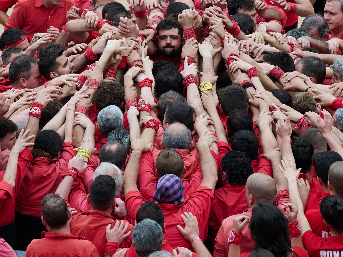 Foto: Castellers en el día de las peñas de San Fermín. (EFE/Iñaki Porto)