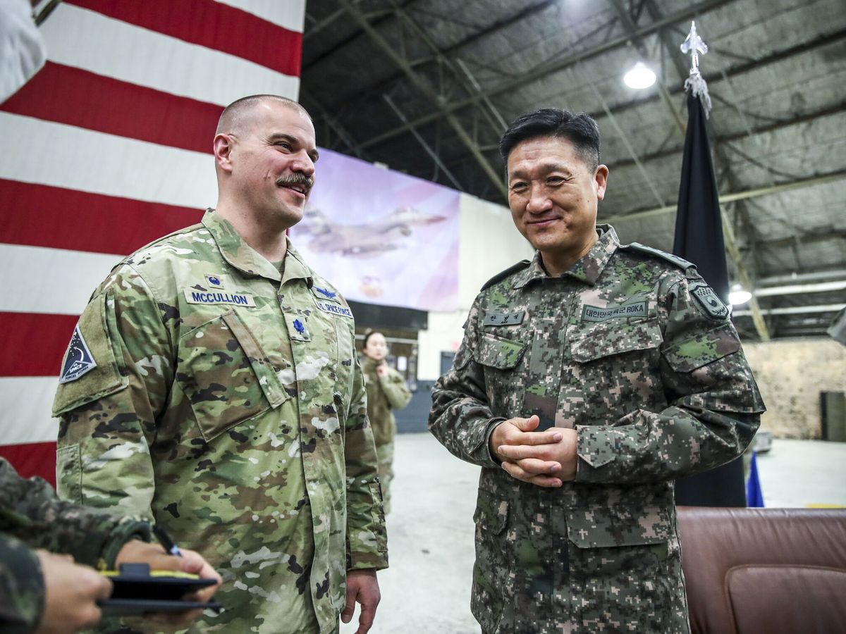 Foto: El comandante americano Joshua McCullion junto al general coreano Ahn Byung-seok durante una ceremonia en la base aérea de Osan. (EFE/Yonhap/Pool)