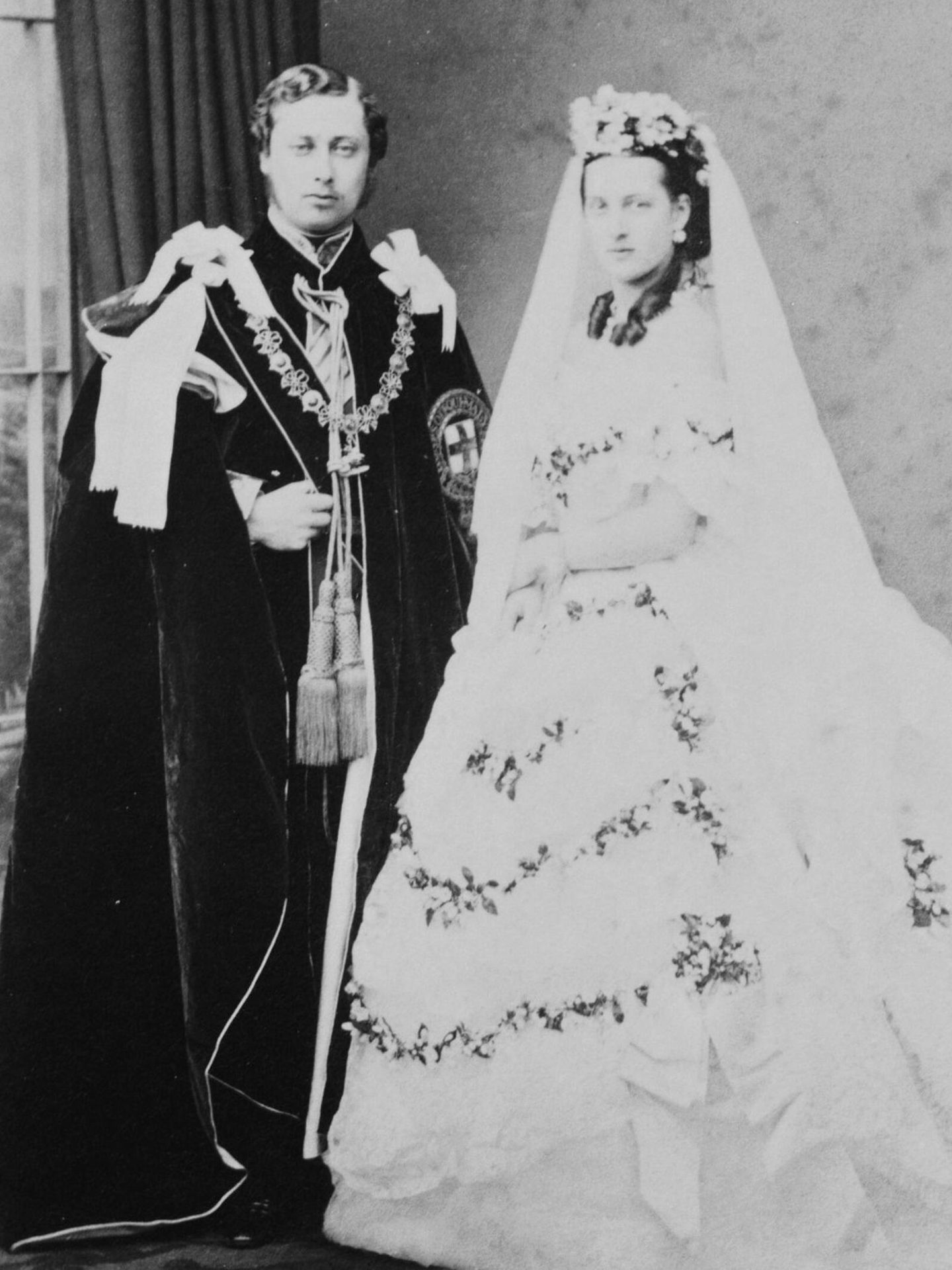 El rey Eduardo y la reina Alexandra, entonces príncipes de Gales, el día de su boda retratados por John Jabez Edwin Mayall. (The Royal Collection Trust)