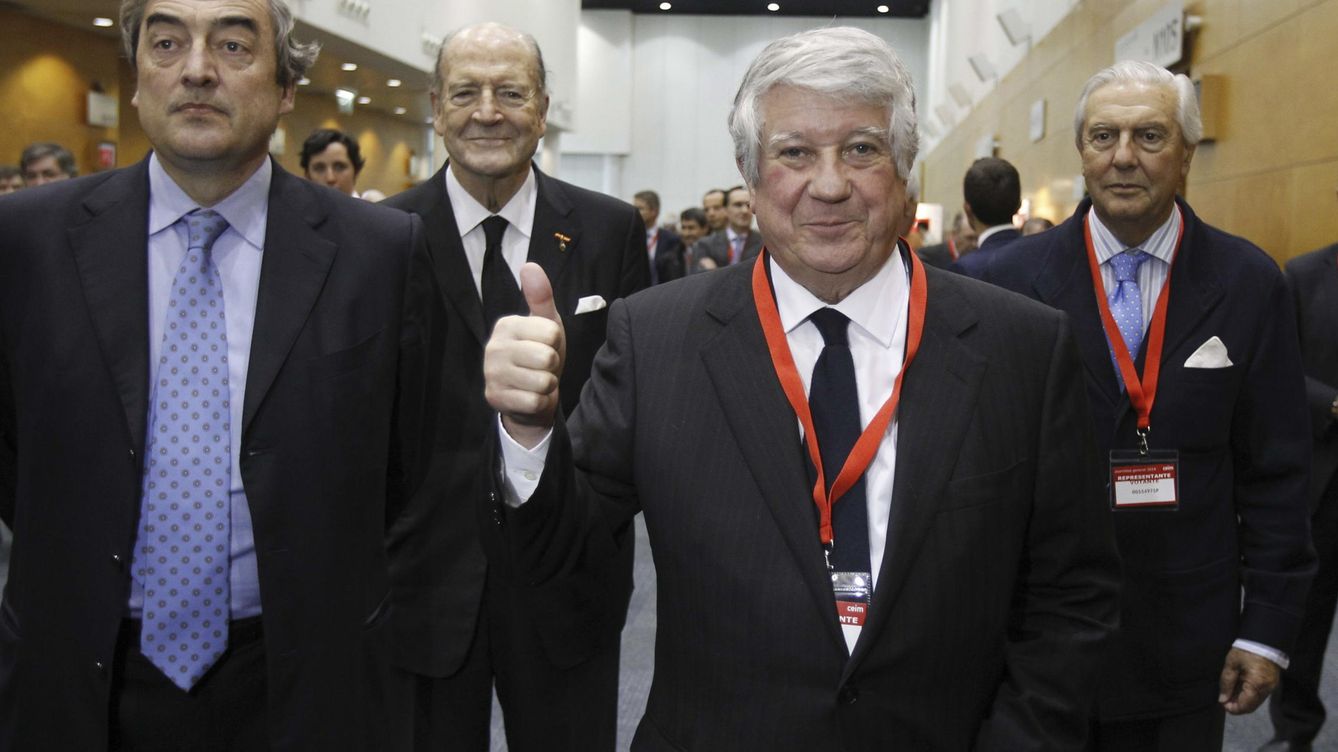 Foto: El epresidente de la CEIM, Arturo Fernandez, acompañado por el presidente de la CEOE, Juan Rosell, en una imagen de archivo. (Efe)
