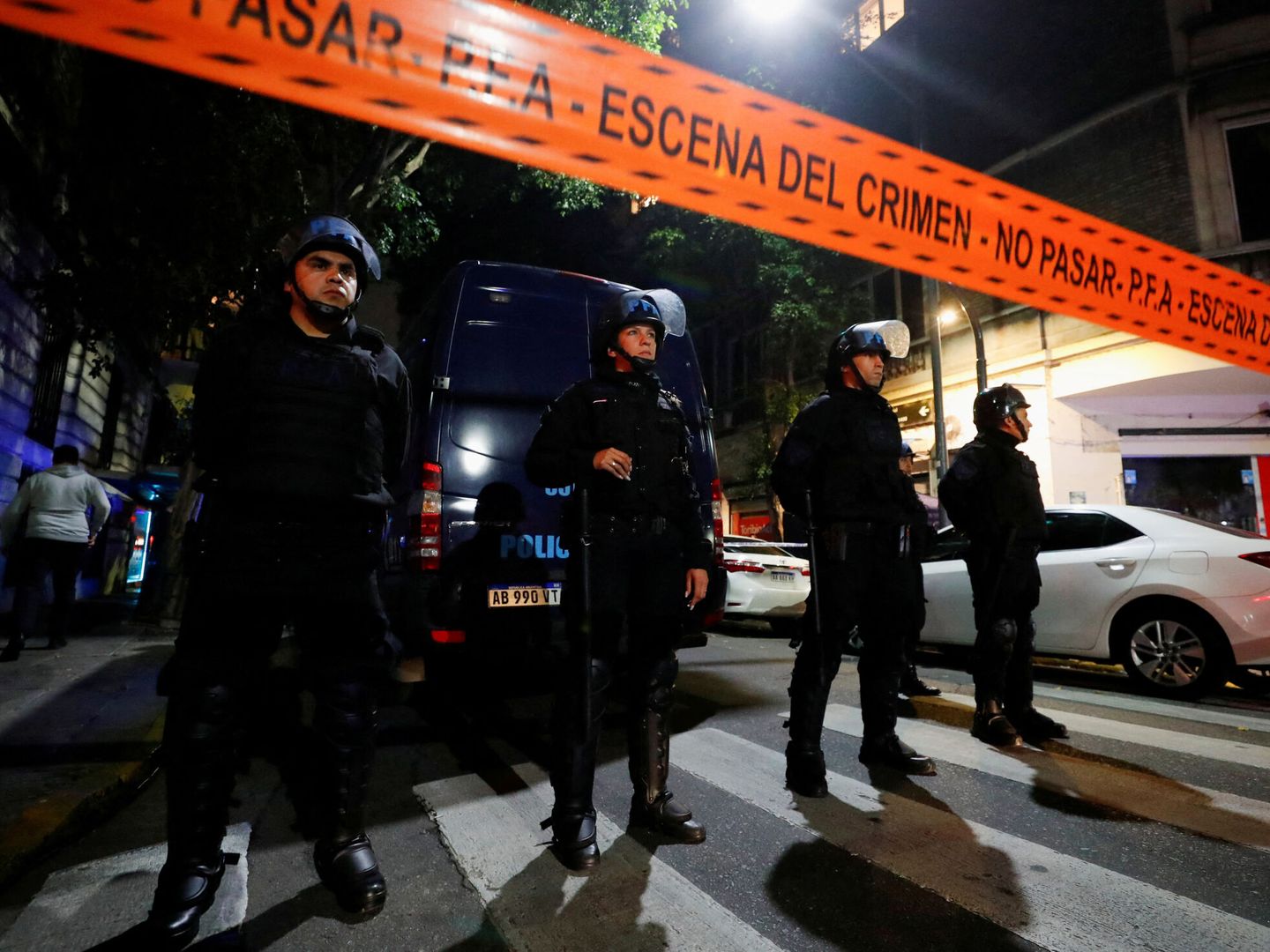 Agentes montan guardia en la puerta de la casa de Cristina Fernández el día que sufrió el ataque. (Reuters/Agustin Marcarian)