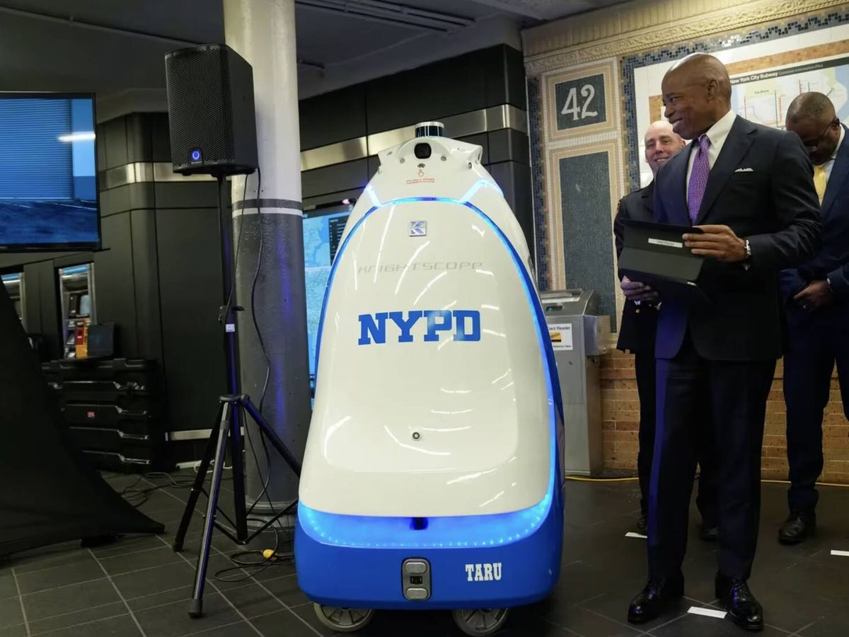 Foto: Así es el robot que patrulla el metro de Nueva York (EFE/Michael Appleton)