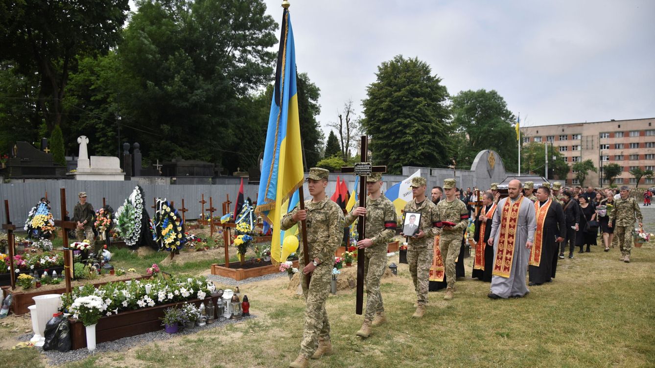Foto: Funeral por un militar en Lviv, Ucrania. (Reuters/Pavlo Palamarchuk)