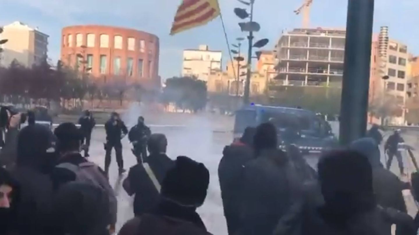 Enfretamientos entre antifascistas y Vox. (CDR Girona)