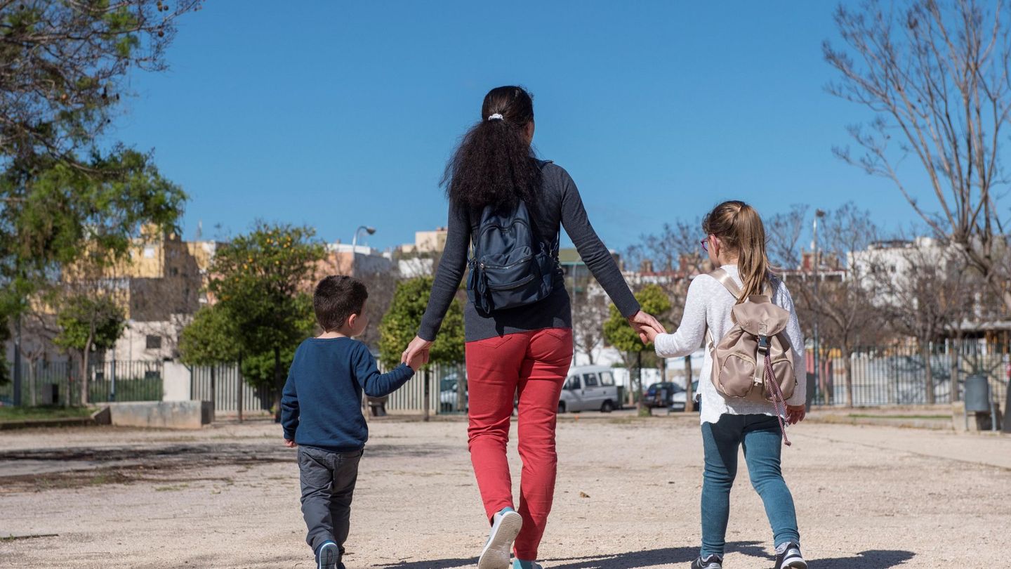 Una madre pasea hoy junto a sus hijos en el Parque 'la Femu' (l'Olivera). EFE ATIENZA