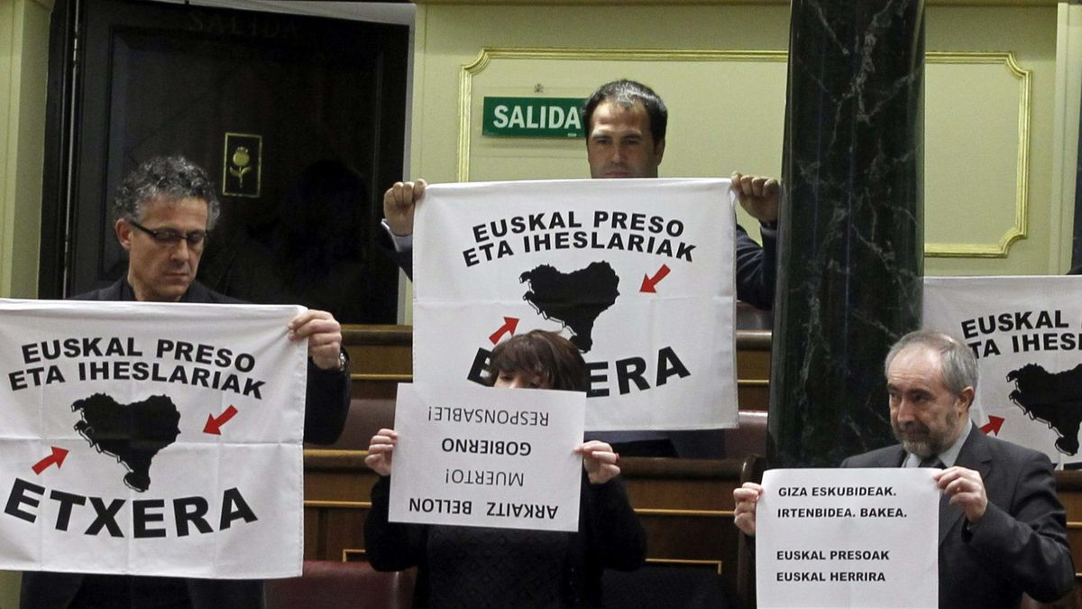 Amaiur exhibe pancartas en favor de los presos de ETA en el Congreso