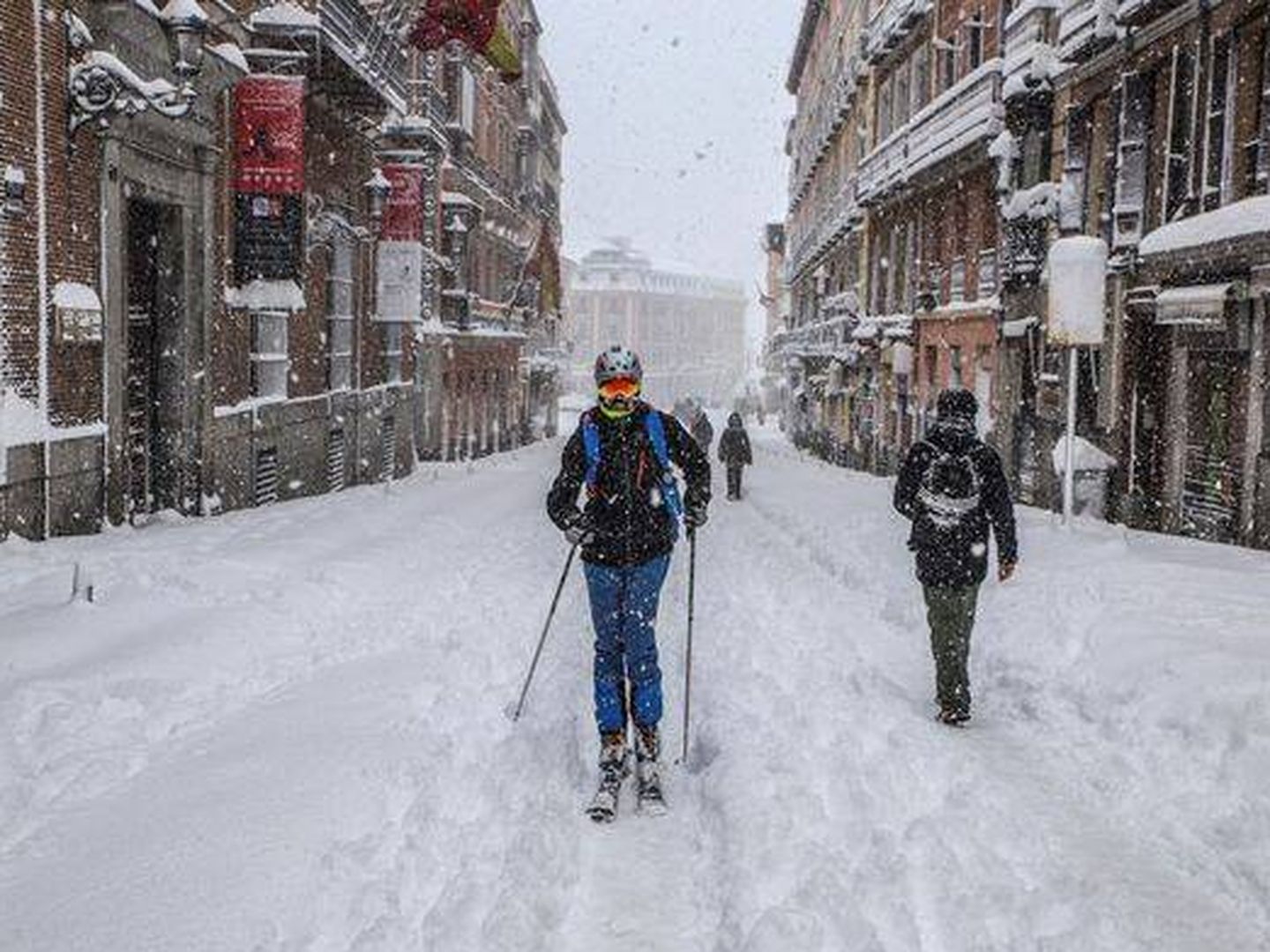 Un hombre esquiando por la Calle Mayor de Madrid tras el paso de Filomena. (Unsplash)