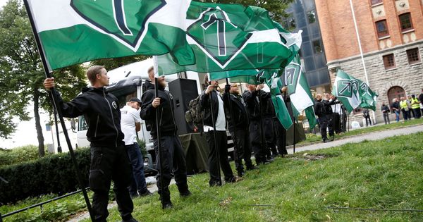 Foto: Partidarios del grupo neonazi Movimiento de Resistencia Nórdica se manifiestan en Estocolmo, el 25 de agosto de 2018. (Reuters)
