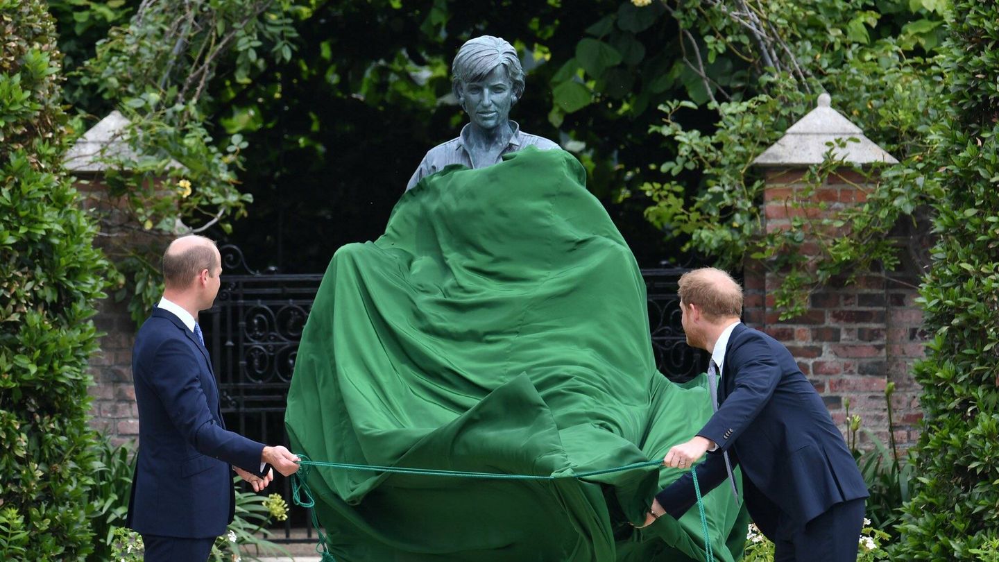 Guillermo y Harry, descubriendo la estatua de Diana. (PA)