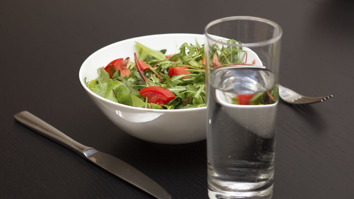 Beber agua durante las comidas ¿engorda o adelgaza?