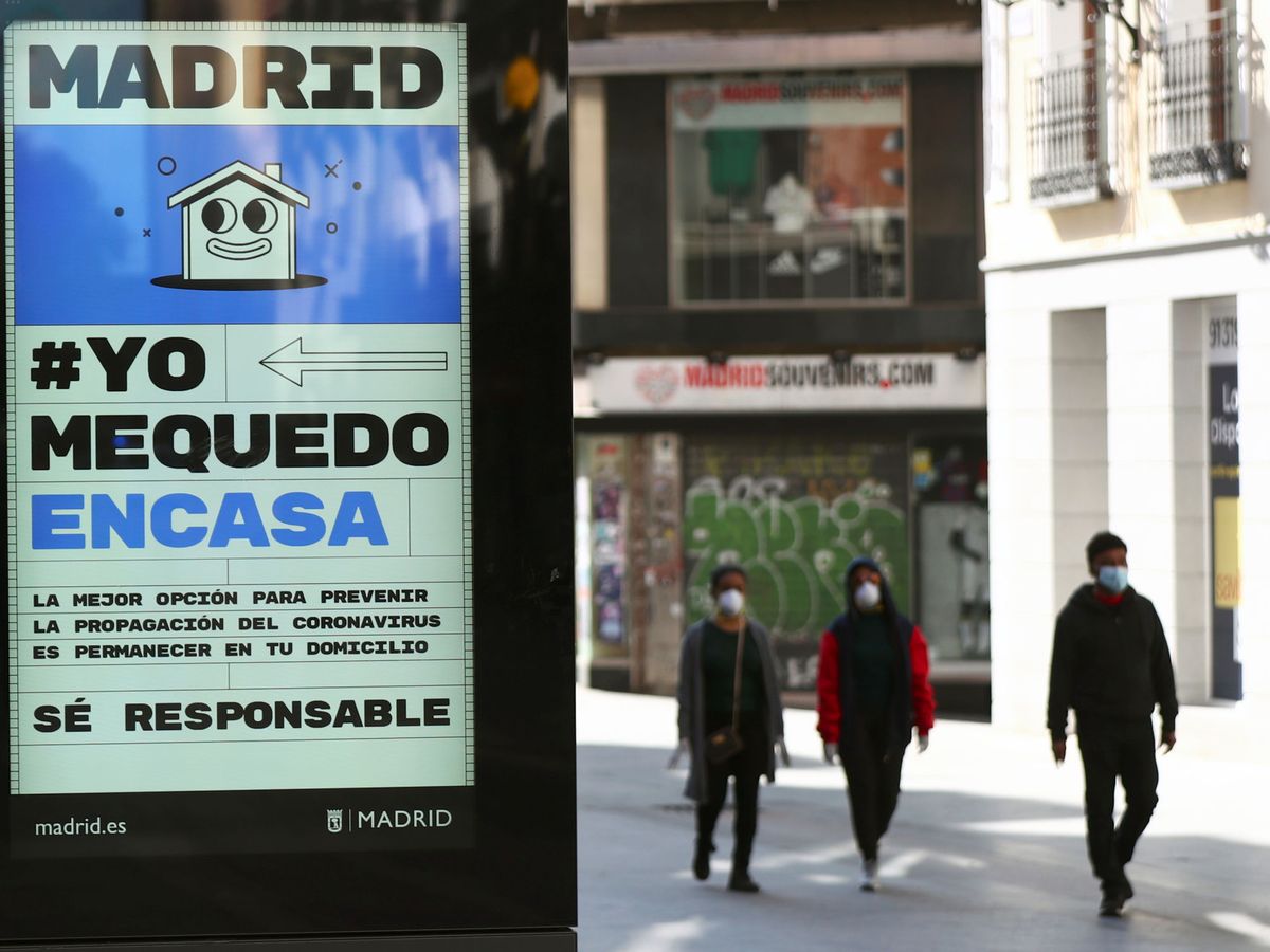 Foto: Cartel en la calle Preciados llamando a la responsabilidad de los ciudadanos. (Reuters)
