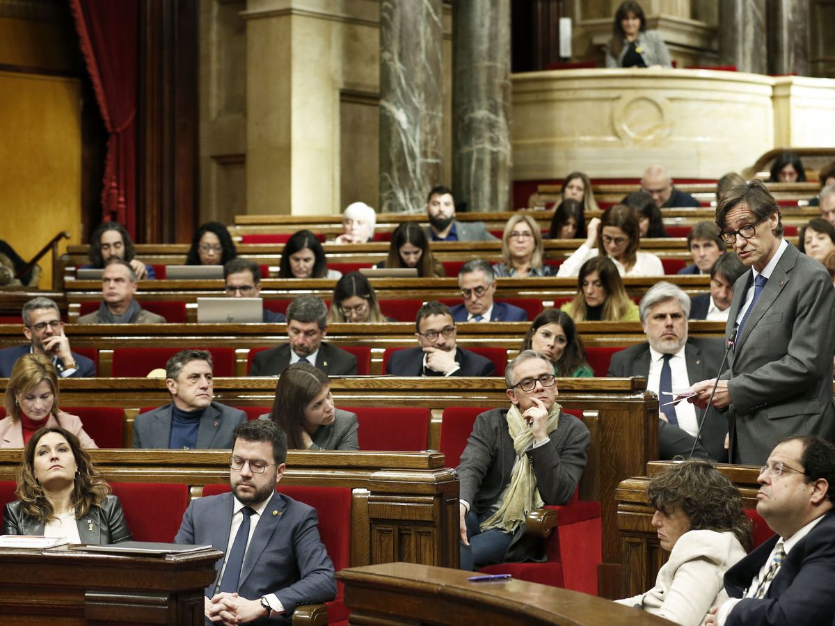 Foto: El líder del PSC, Salvador Illa (d), interpela al presidente de la Generalitat, Pere Aragonès. (EFE/Andreu Dalmau)