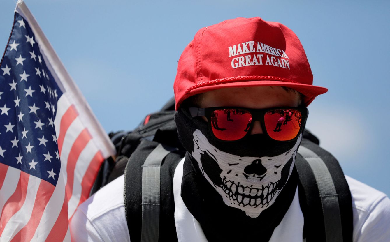Un manifestante en un discurso de supremacistas blancos en Washington (Reuters)