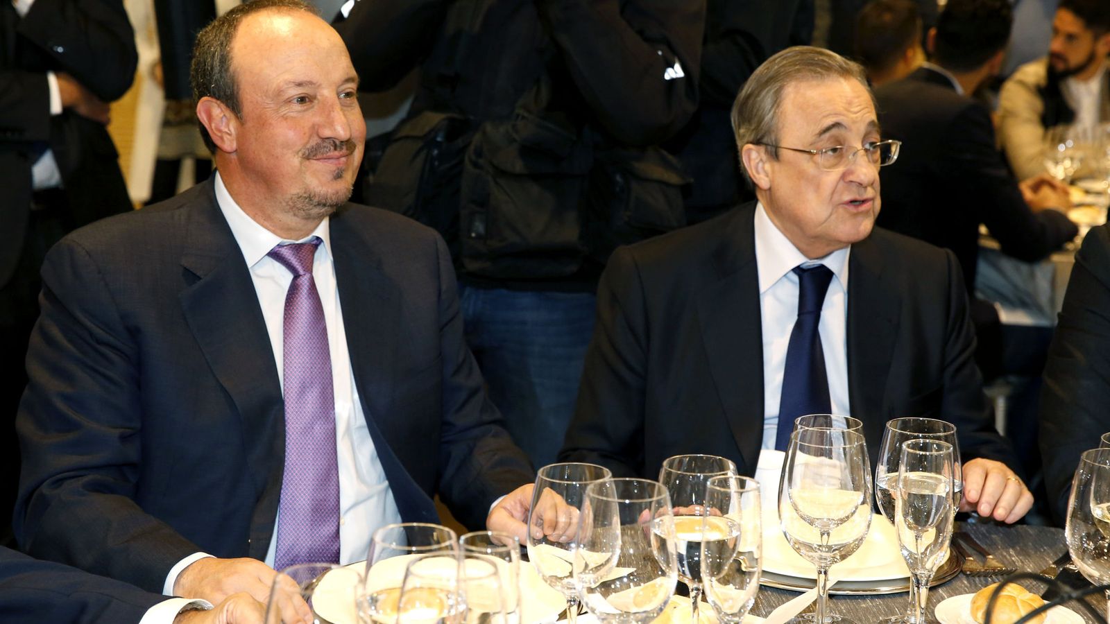 Foto: Rafa Benítez y Florentino Pérez, durante la comida de Navidad del Real Madrid. (EFE)