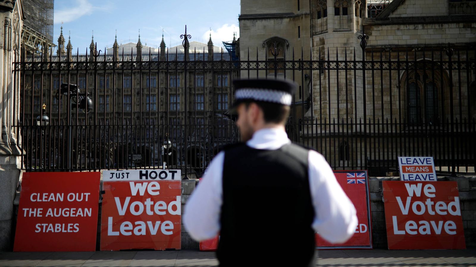 Foto: Carteles a favor del Brexit a las puertas del Parlamento británico, en Londres. (Reuters) 
