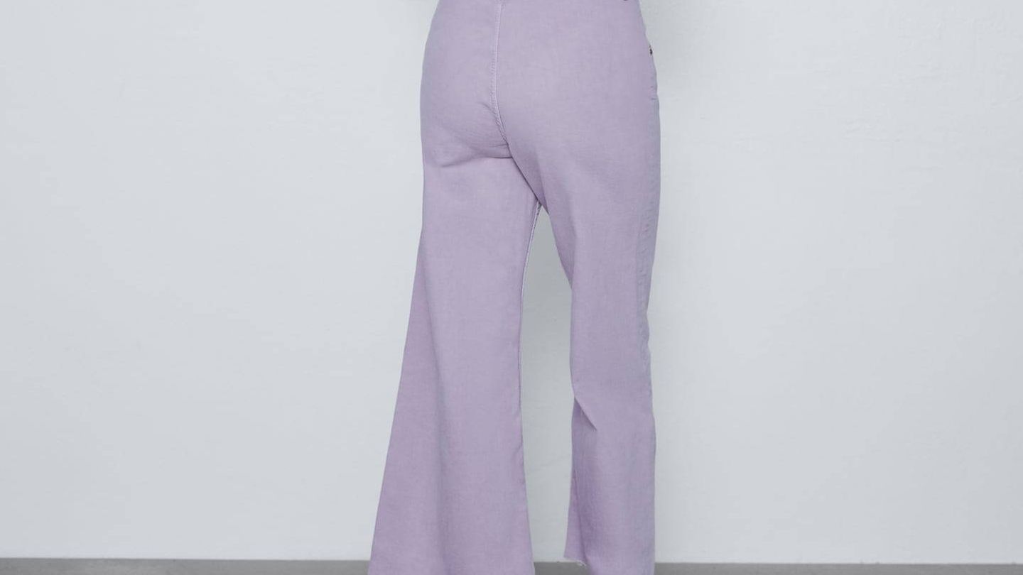 Pantalón lila de Zara. (Cortesía)