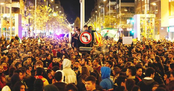 Foto: Manifestación espontánea en Granada en protesta por la entrada de Vox en el Parlamento de Andalucía, el pasado lunes. (Europa Press)