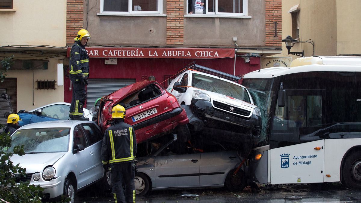 Un conductor de la EMT de Málaga arrolla a nueve coches y árboles tras sufrir un infarto 