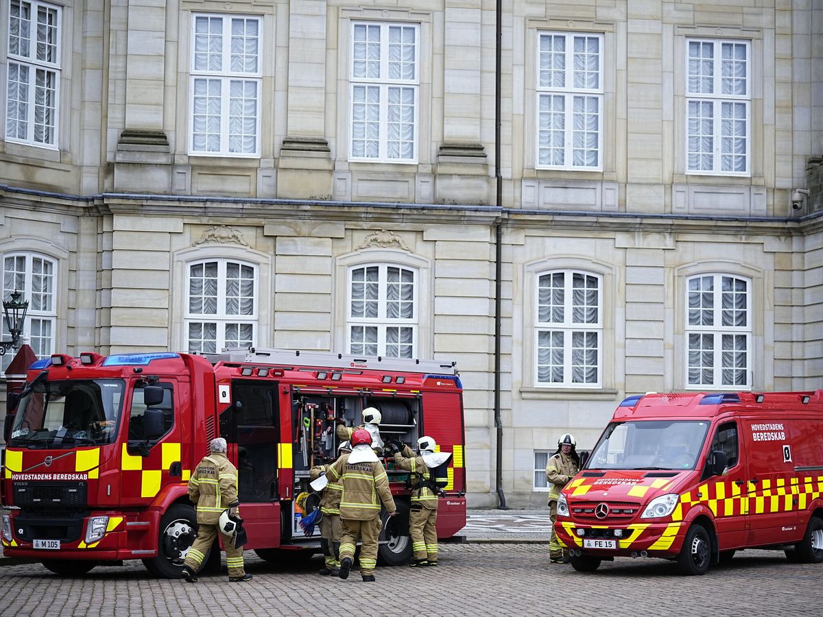 Foto: Los vehículos de emergencia en Amalienborg. (EFE/Martin Sylvest)