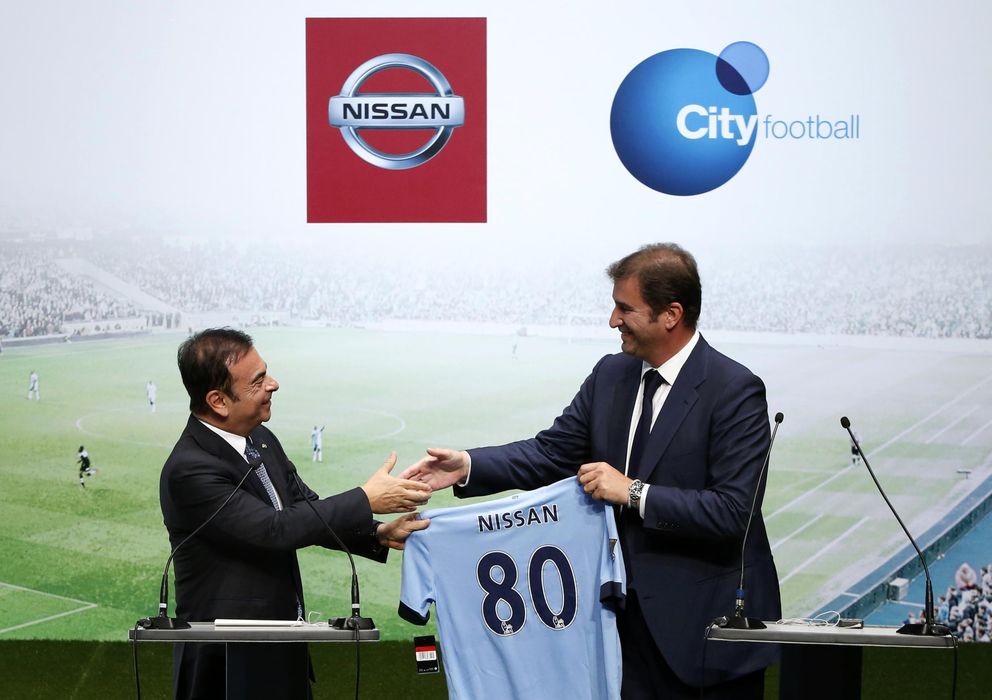 Foto: Carlos Ghosn, presidente de Nissan, y Ferran Soriano posan tras firmar el acuerdo entre las dos entidades (Reuters).