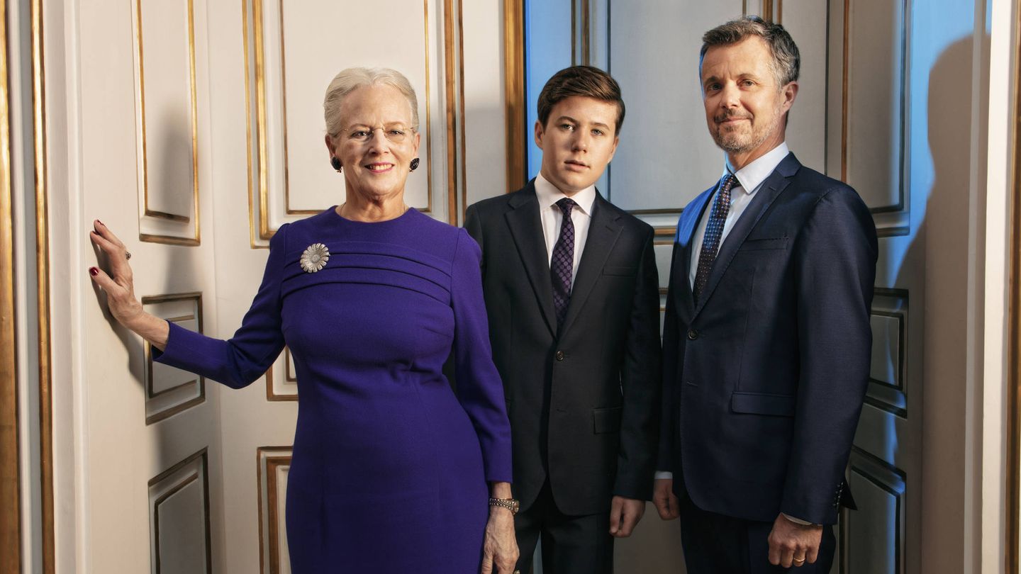La reina Margarita, junto al príncipe Federico y el príncipe Christian. (Casa Real de Dinamarca/Per Morten Abrahamsen)