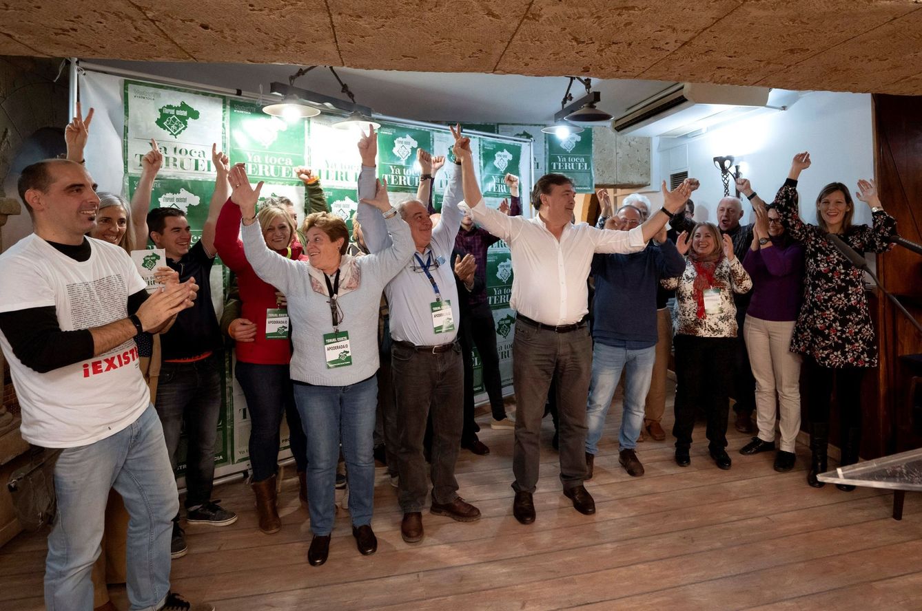 El candidato de Teruel Existe, Tomás Guitarte, junto a su equipo, celebra los resultados electorales. (EFE)
