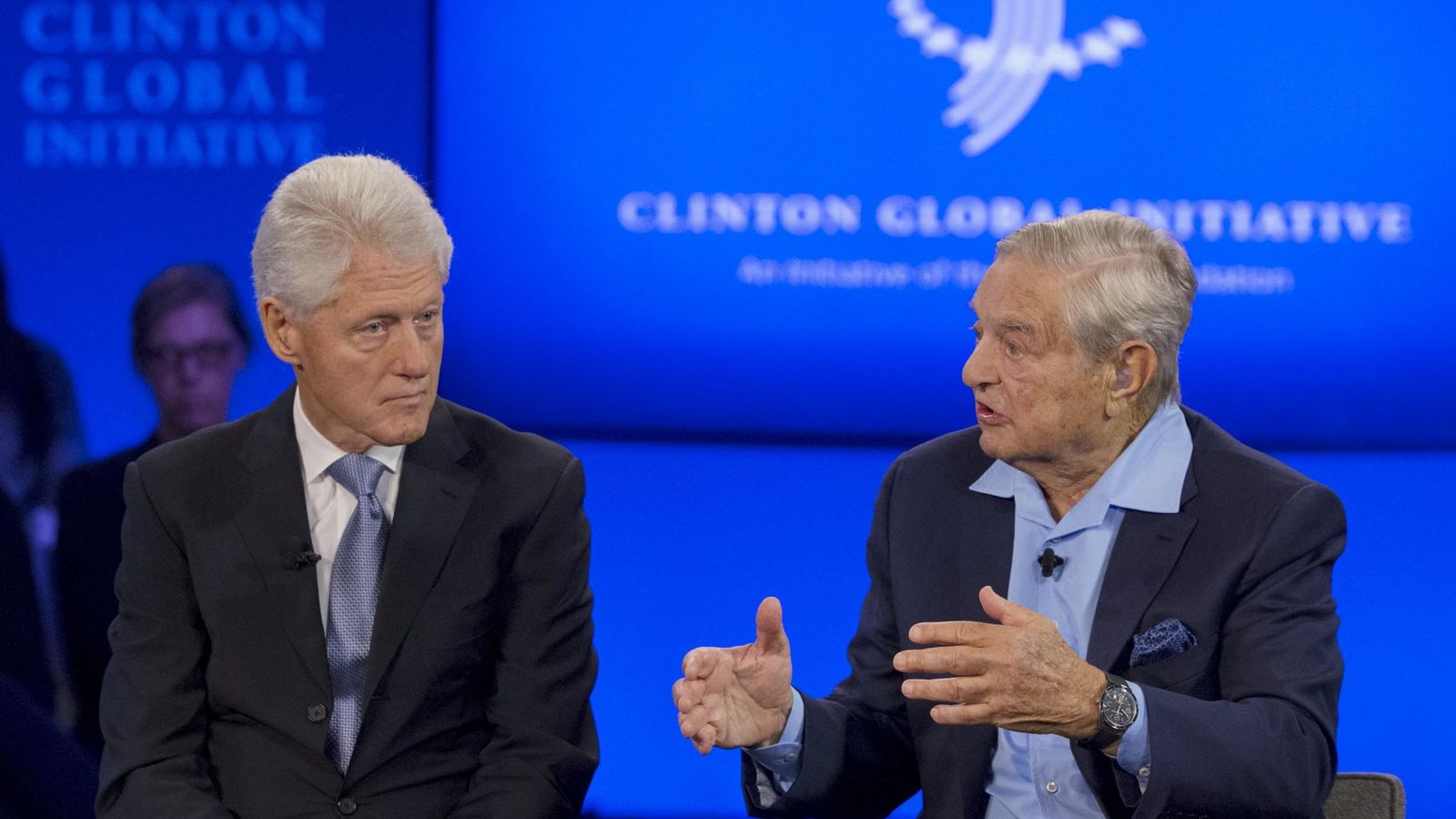 Foto: El gestor de 'hedge funds' más conocido del mundo, George Soros, junto a Bill Clinton. (Reuters)