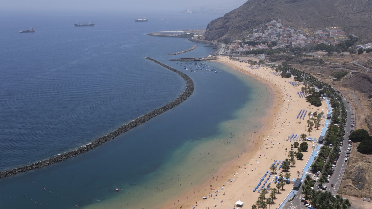 La Playa de las Teresitas, en Tenerife. (EFE)