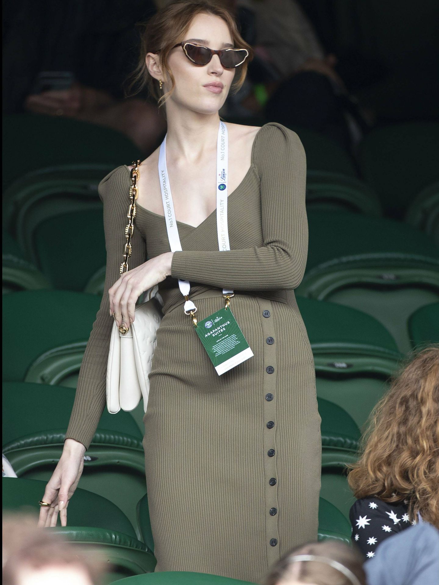 La actriz Phoebe Dynevor, en Wimbledon 2021. (Cordon Press)