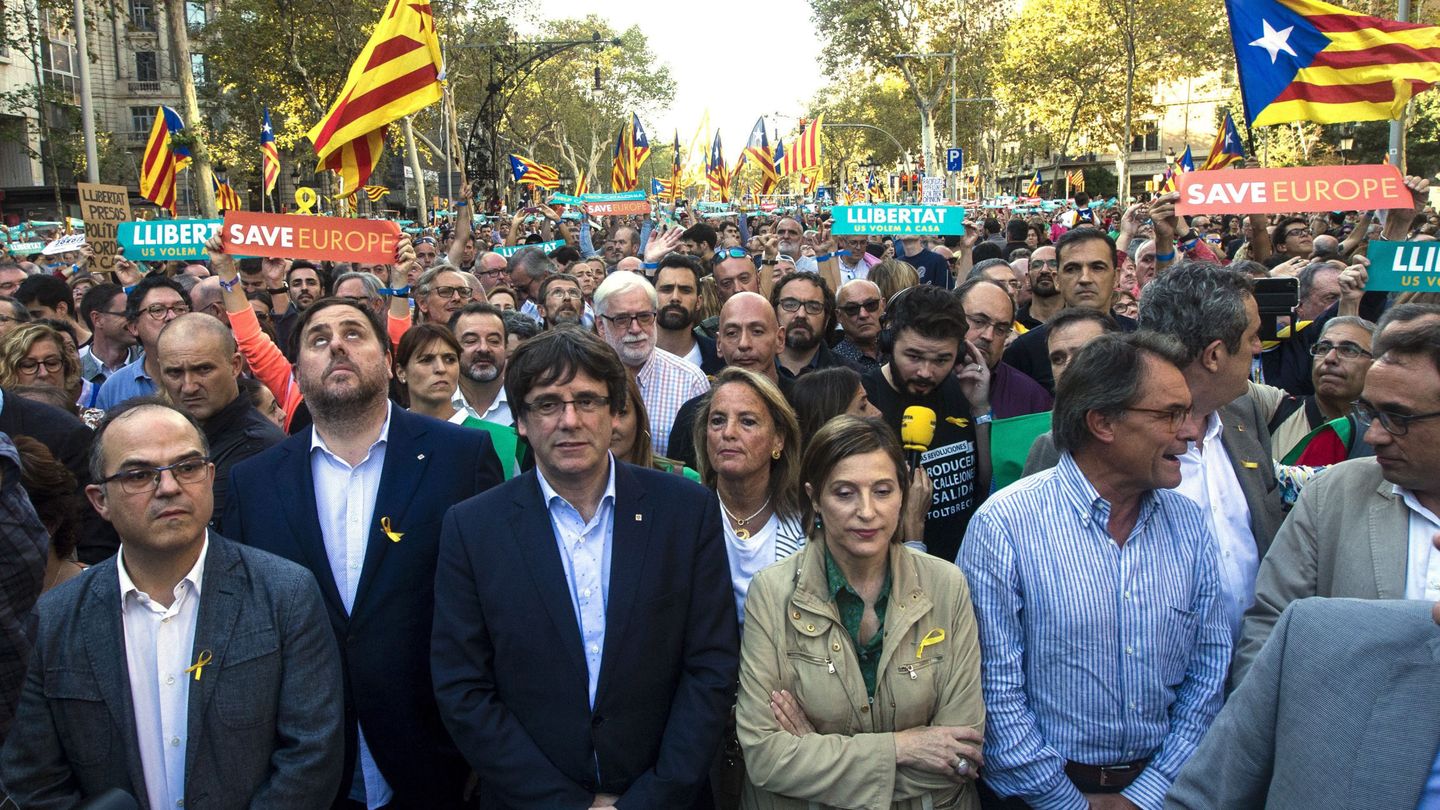 El presidente de la Generalitat, Carles Puigdemont, durante la manifestación en Barcelona. (EFE)