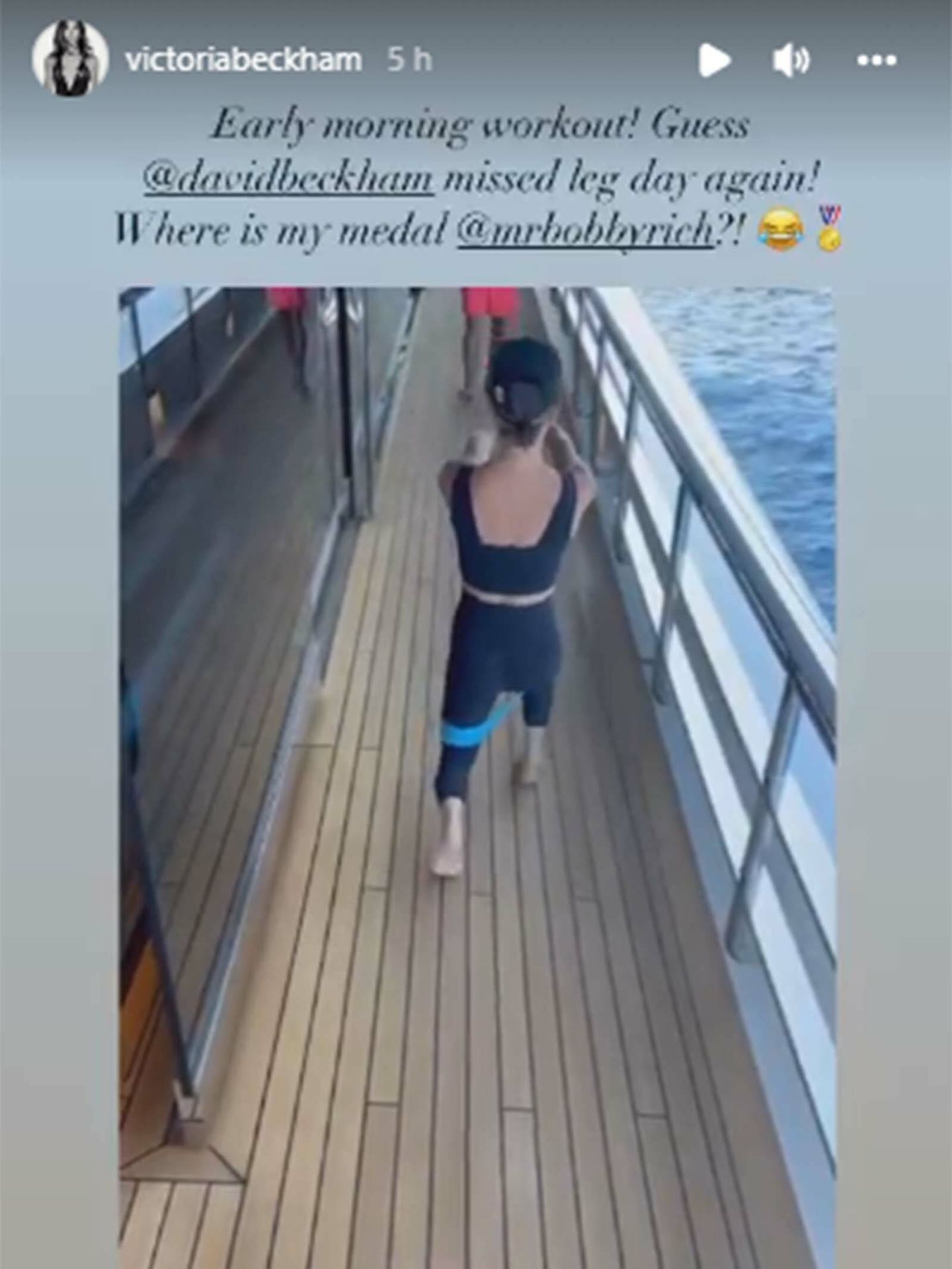 Victoria Beckham, realizando su ejercicio de piernas. (Instagram/@victoriabeckham)