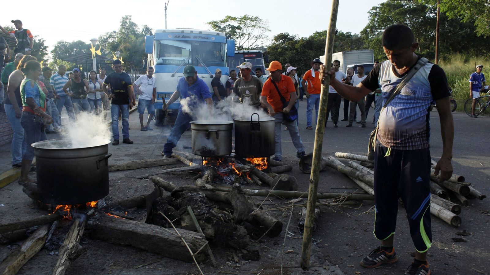 Foto: La gente cocina en las calles de El Pinal durante la protesta por la escasez de dinero en efectivo. (Reuters)