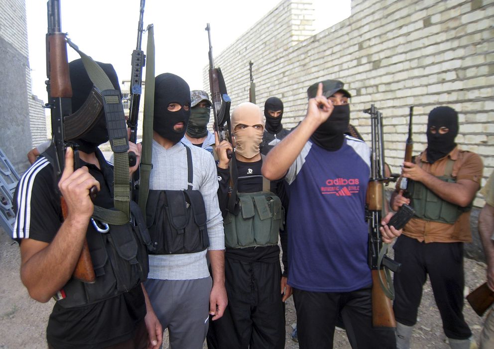 Foto: Milicianos suníes armados vinculados al ISIS patrullan las afueras de la ciudad de Faluya el pasado 28 de abril (Reuters).