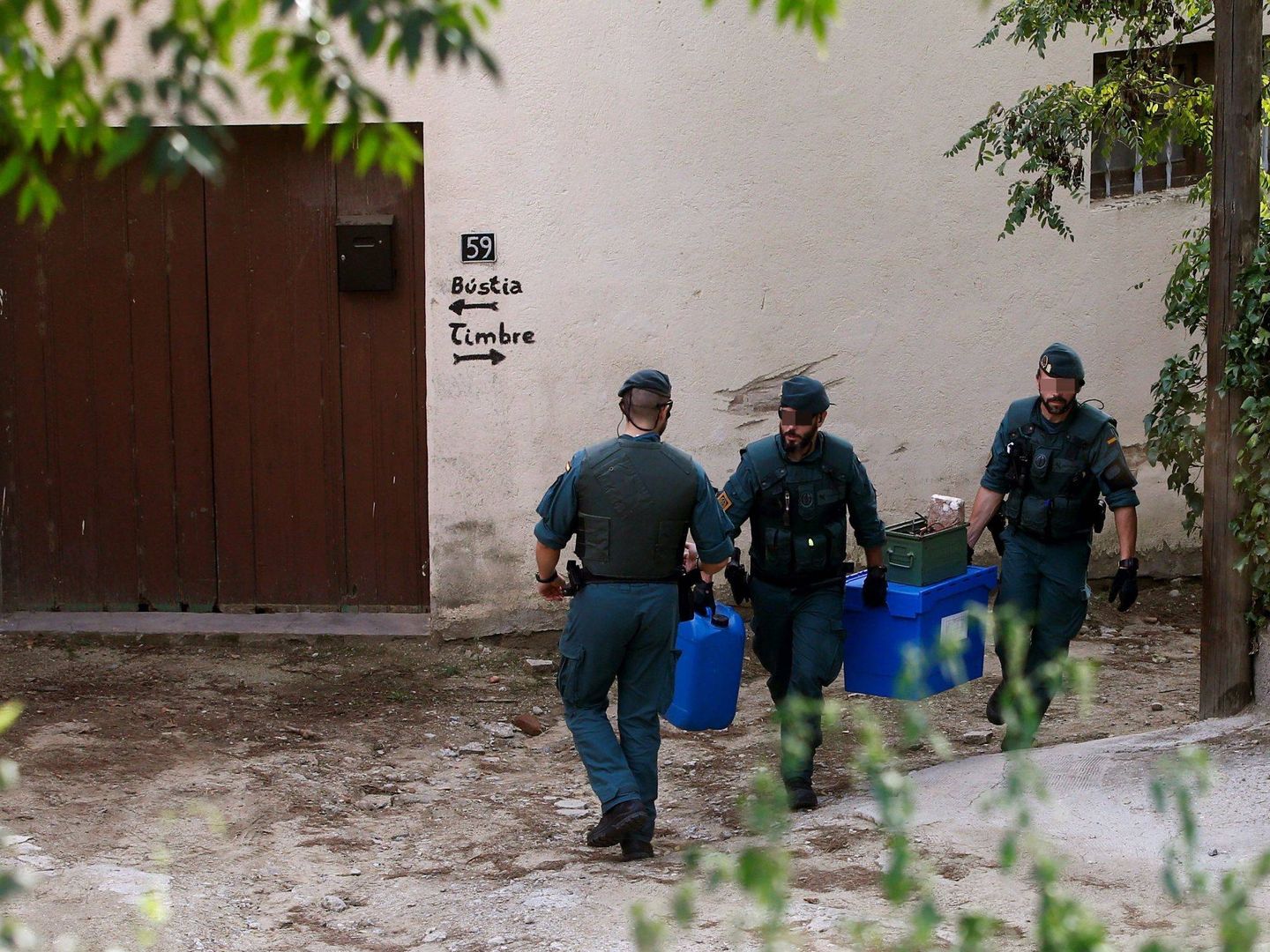 Agentes de la Guardia Civil transportan material incautado en la operación. (EFE)