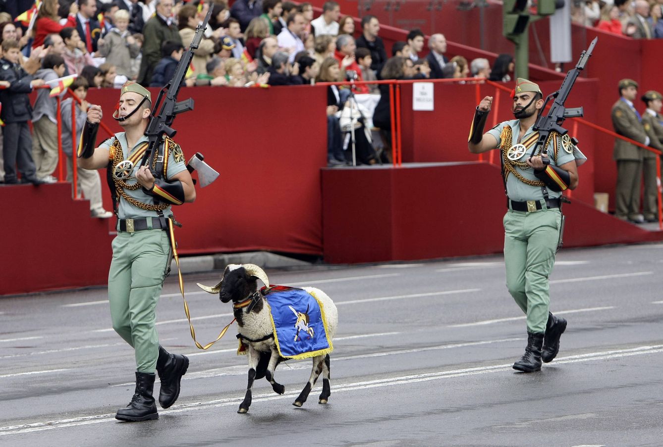 Desfile de los Legionarios (y su cabra) en Madrid. (Foto: Reuters)