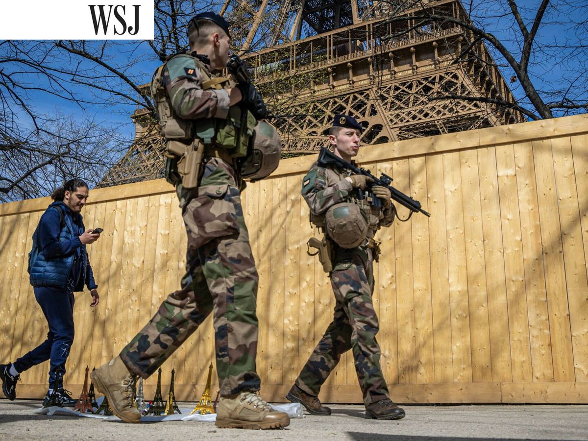 Foto: Soldados franceses patrullan cerca de la Torre Eiffel como refuerzo tras el atentado en Moscú. (EFE/Christophe Petite)