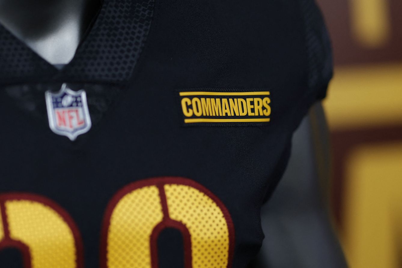 Logo de los Commanders en una equipación. (Reuters)