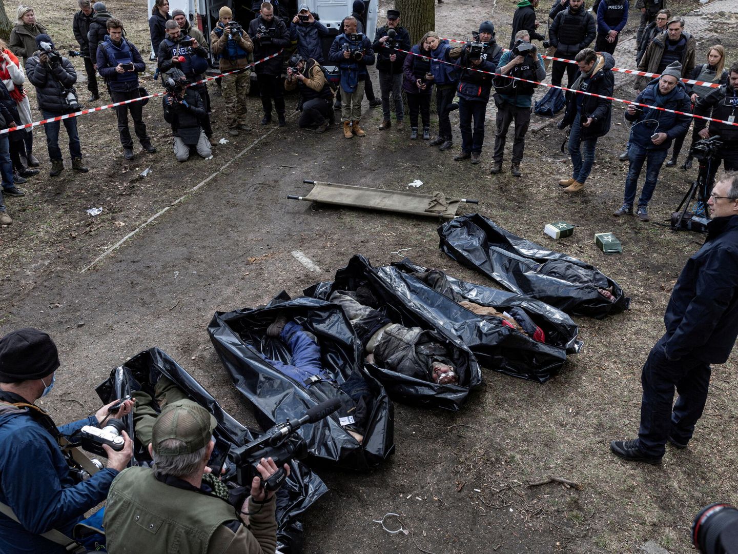 Cinco cadáveres en Bucha. Reuters/Marko Djurica