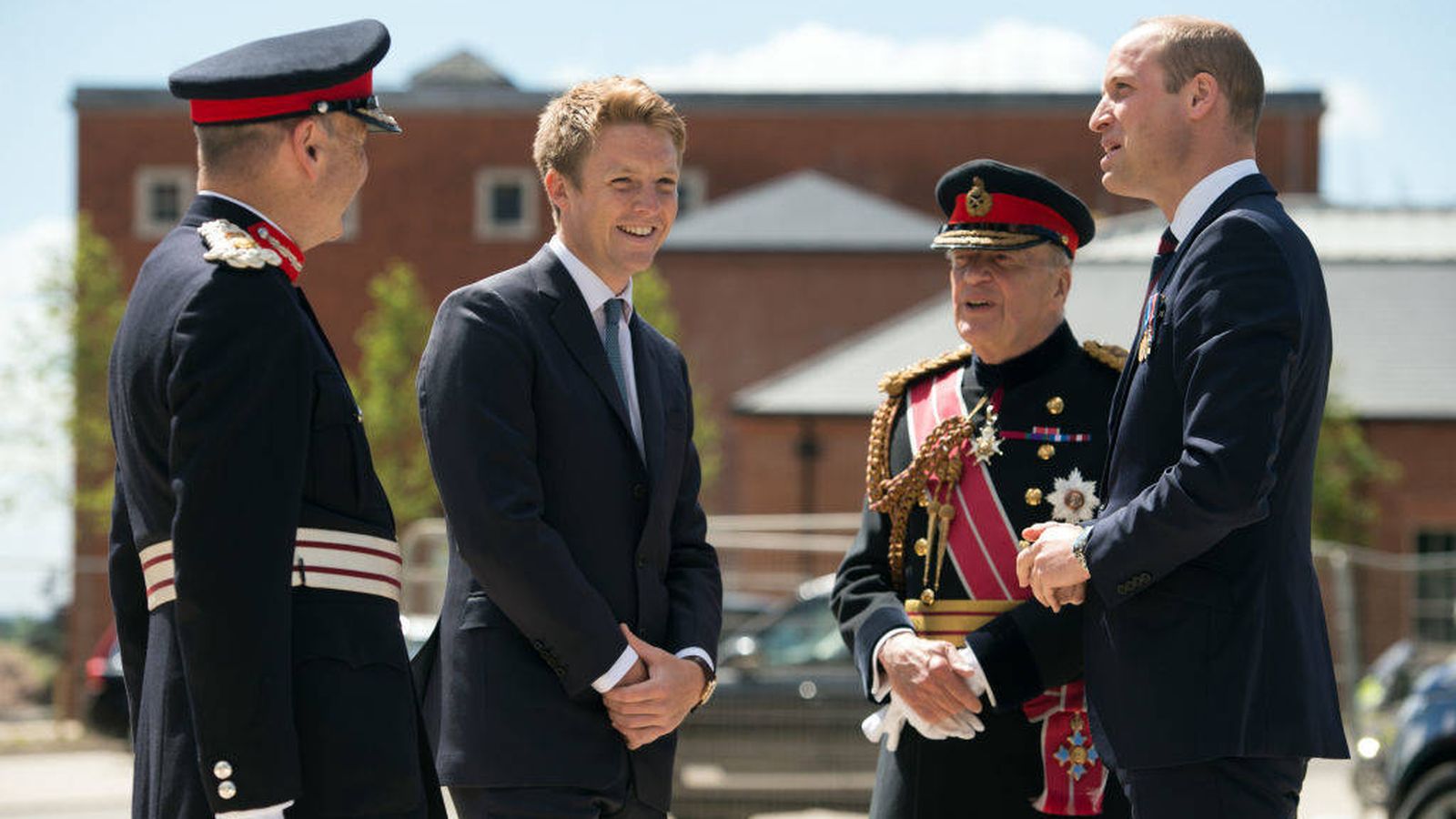 El duque de Westminster y el príncipe Guillermo, en la inauguración de un edificio en 2019. (Getty)