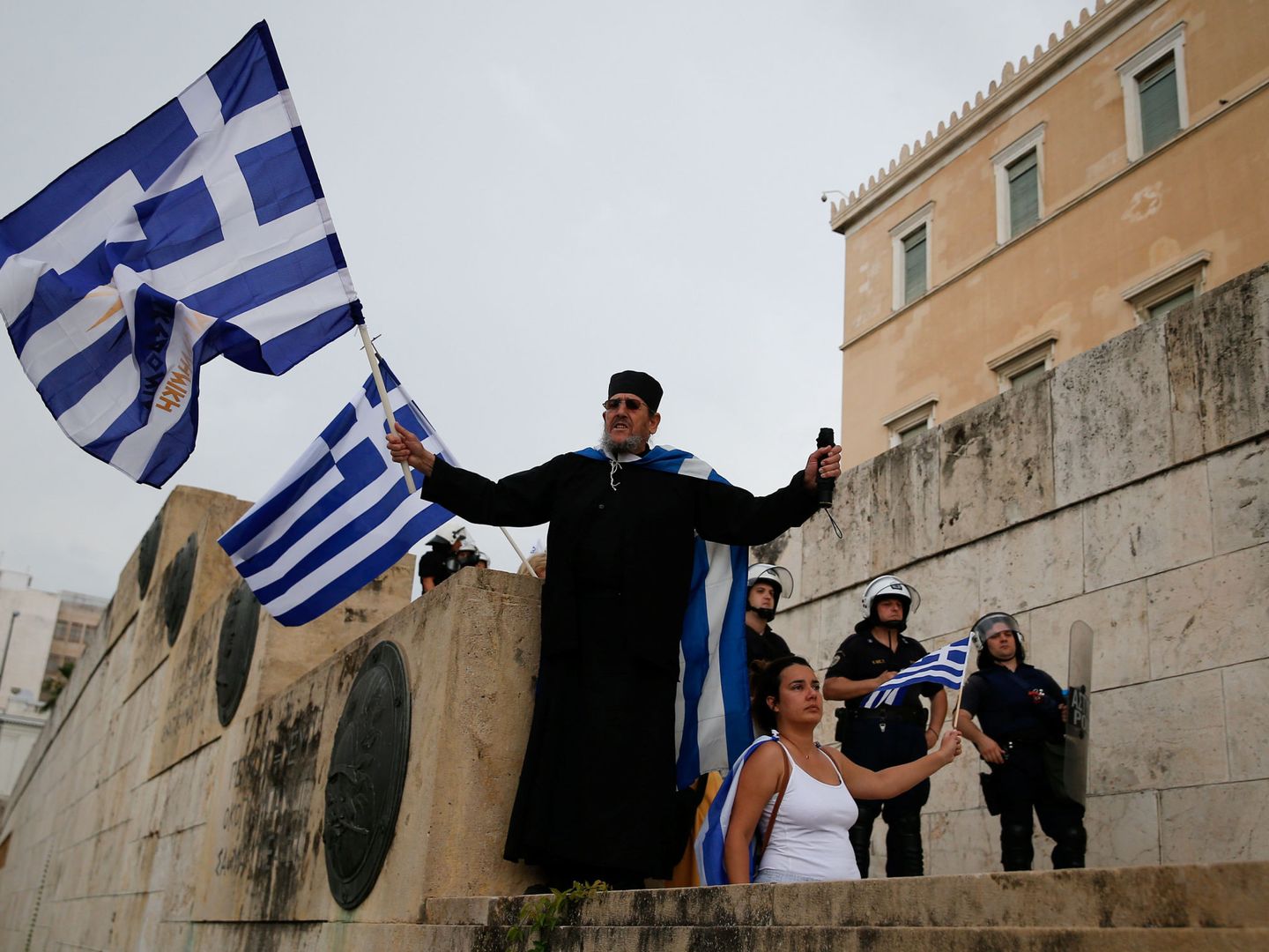 Un sacerdote ortodoxo griego se manifiesta contra el acuerdo alcanzado en la disputa sobre el nombre de Macedonia, en Atenas, en junio de 2016. (Reuters)
