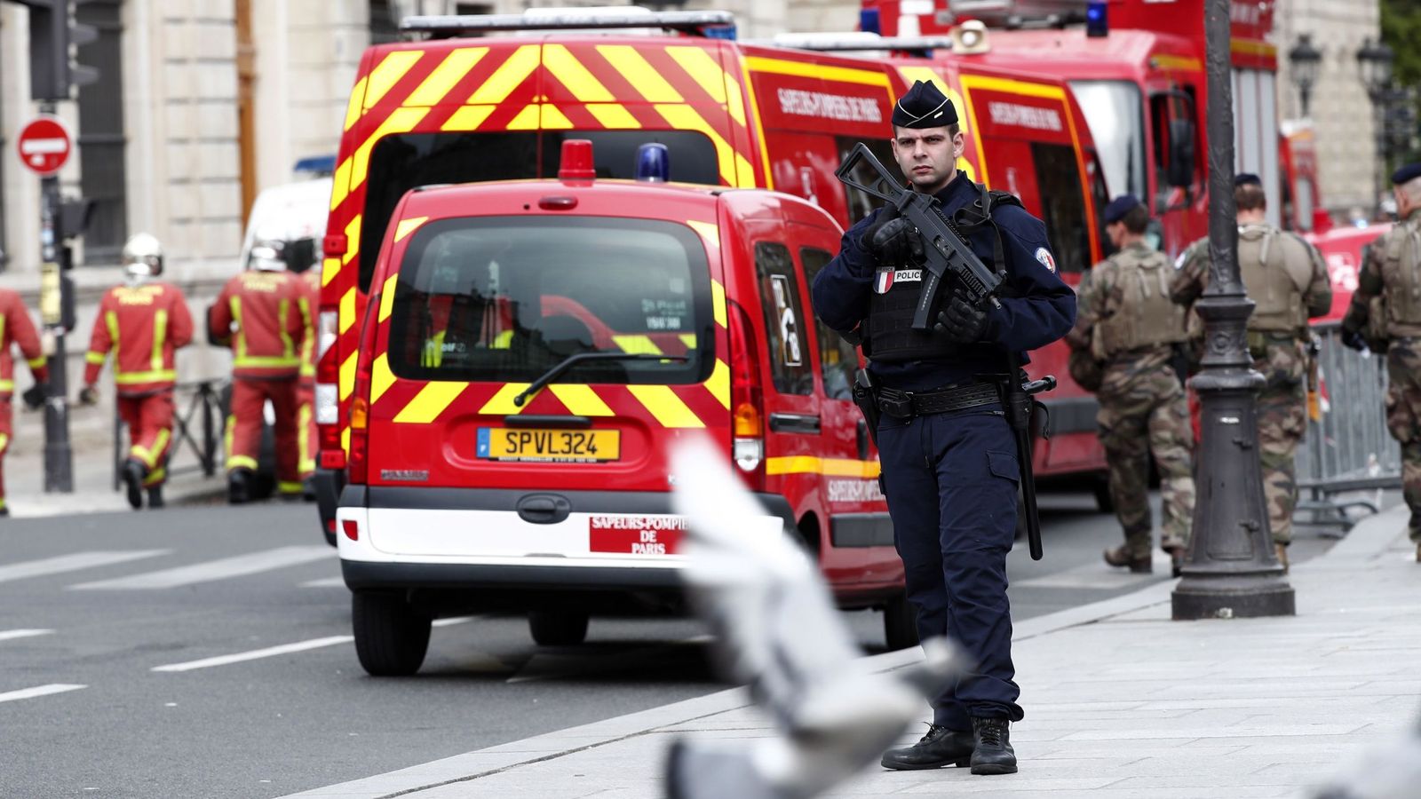 Foto: Policías tras el ataque en la comisaría de París. (EFE)