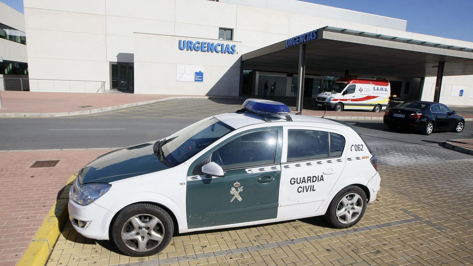 Foto: Entrada de urgencias del hospital de Torrevieja, donde han sido trasladados los ancianos que se encuentran en peor estado. (EFE)