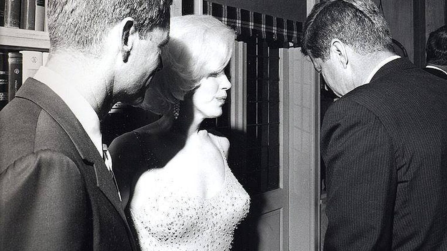 Fotografía tomada por Cecil Stoughton, la única que existe de Marilyn Monroe con el presidente John F. Kennedy. (EFE)