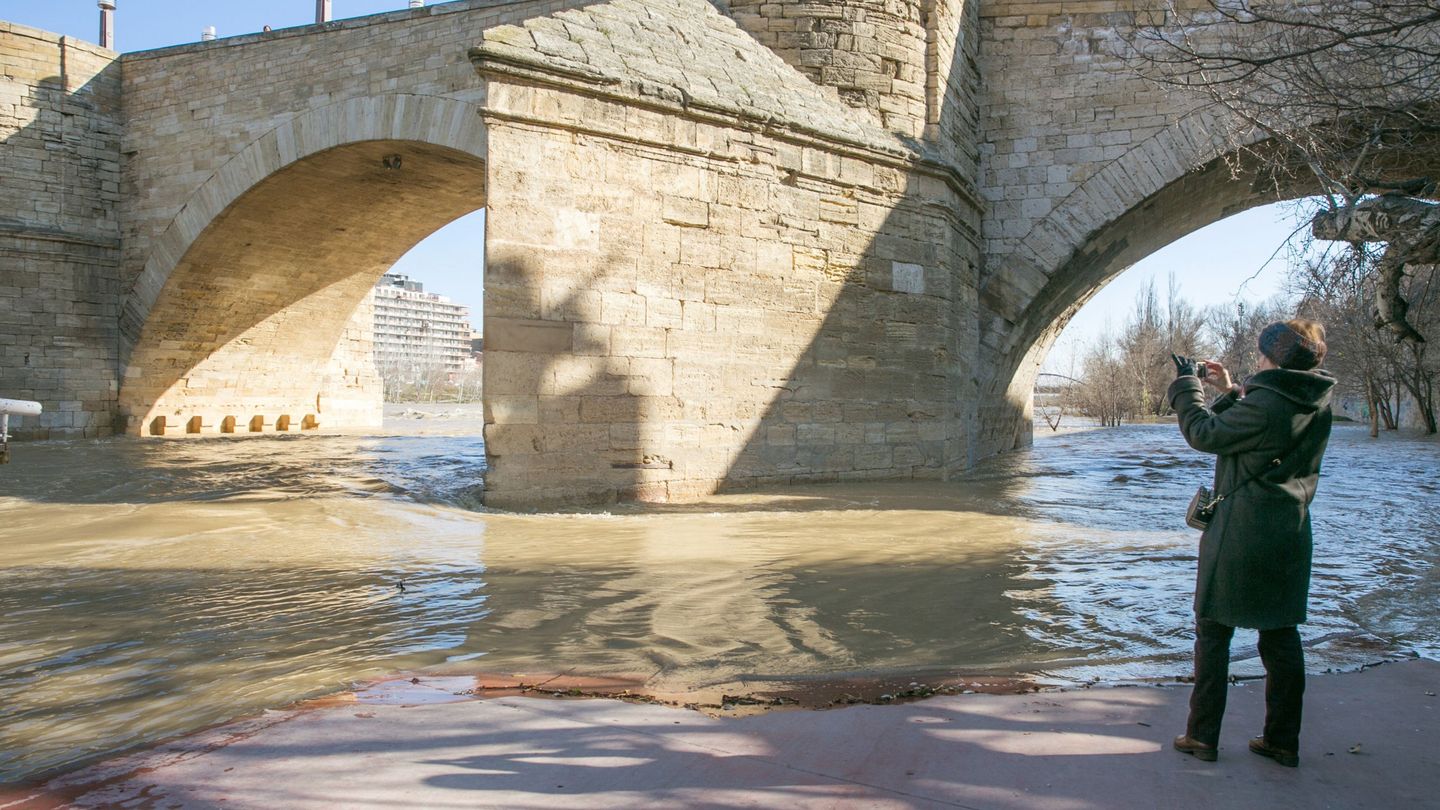 El caudal del río Ebro a su paso por Zaragoza vive oficialmente una 'situación de emergencia'. (EFE)