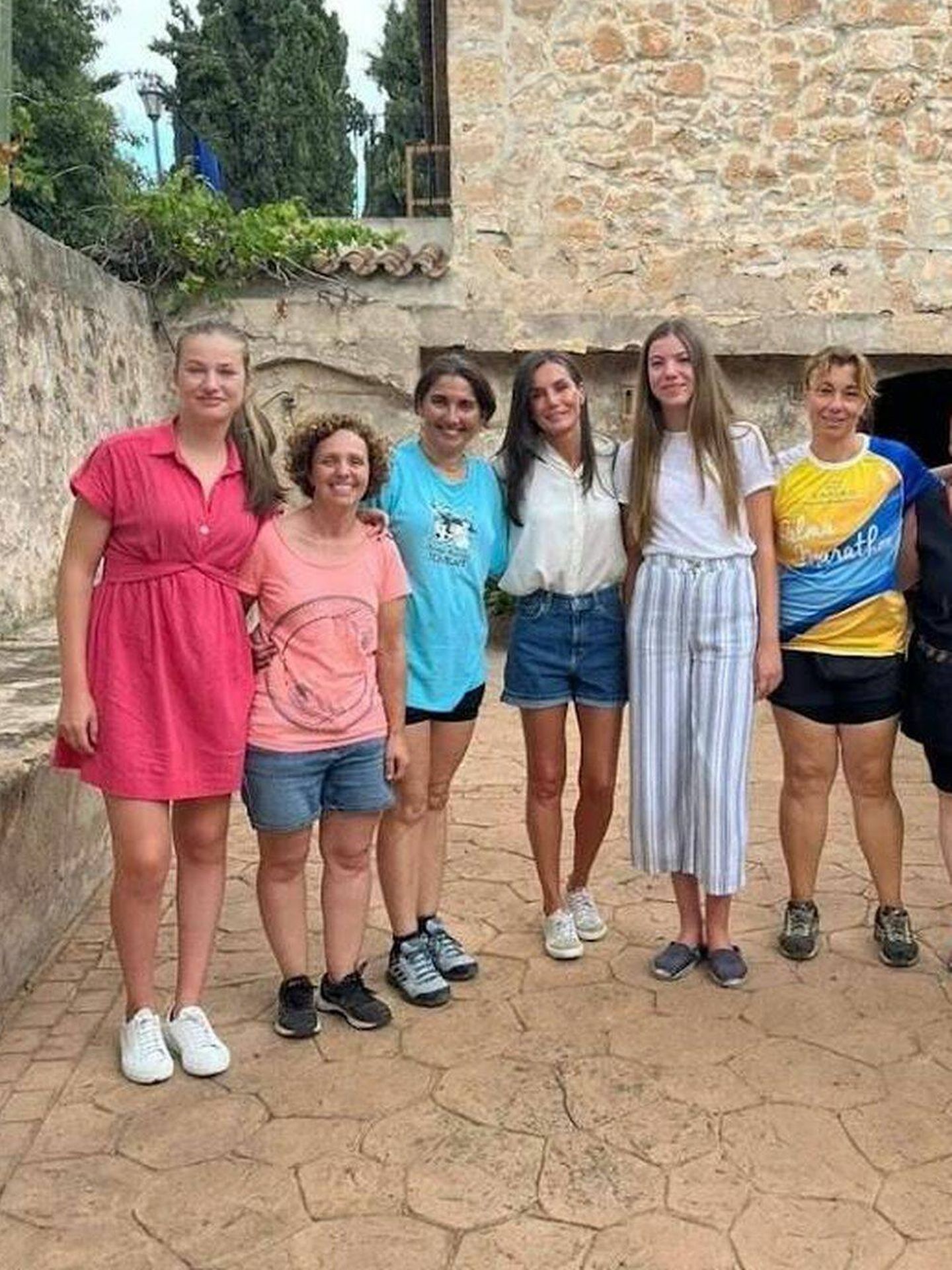 Letizia visitó con sus hijas, Leonor y Sofía, la Granja Escola Jovent. (Instagram/@granjaescolajovent)