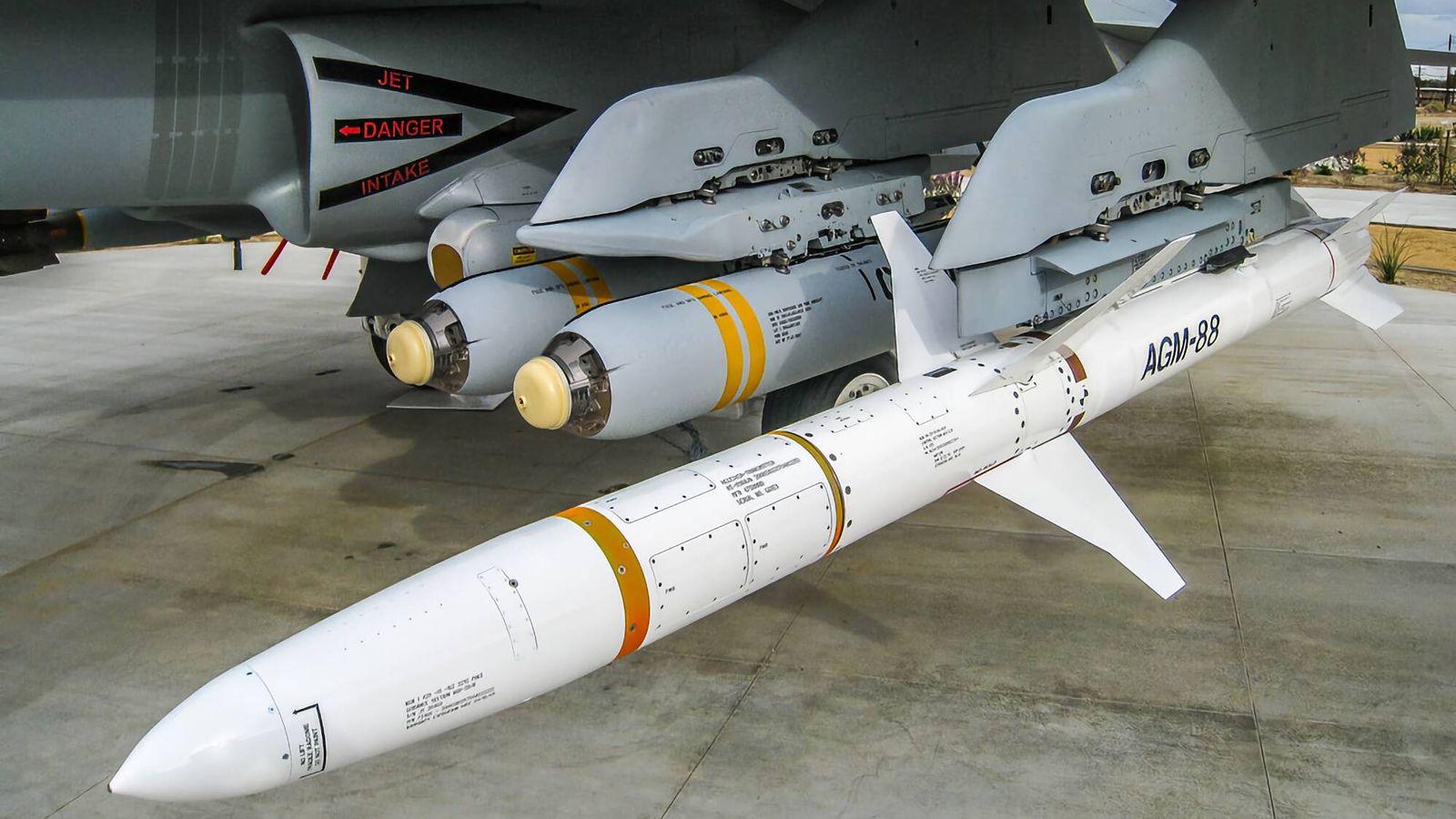Misil AGM-88 HARM bajo el ala de un F-18 norteamericano. (US Navy)